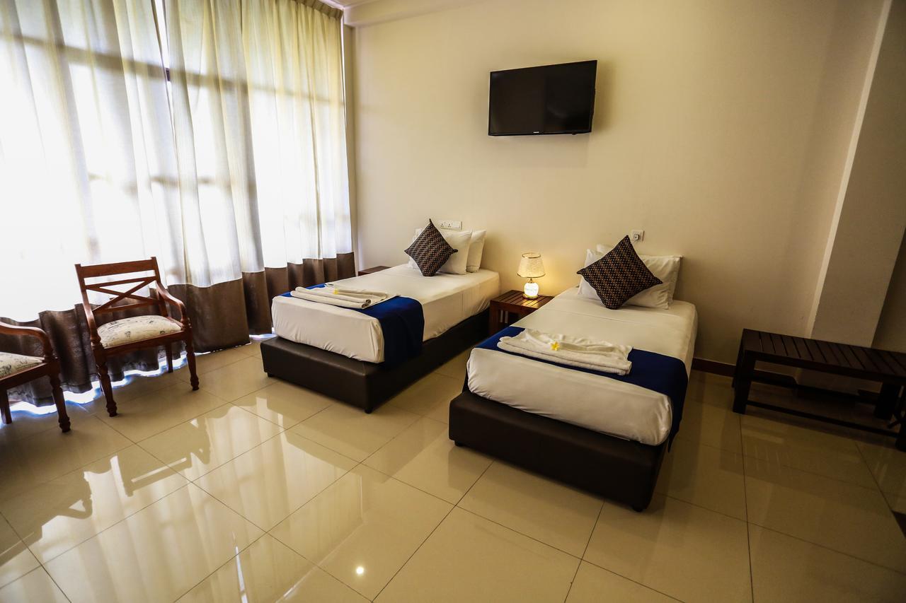 Hotel Waves by Tranquil à Negombo Extérieur photo